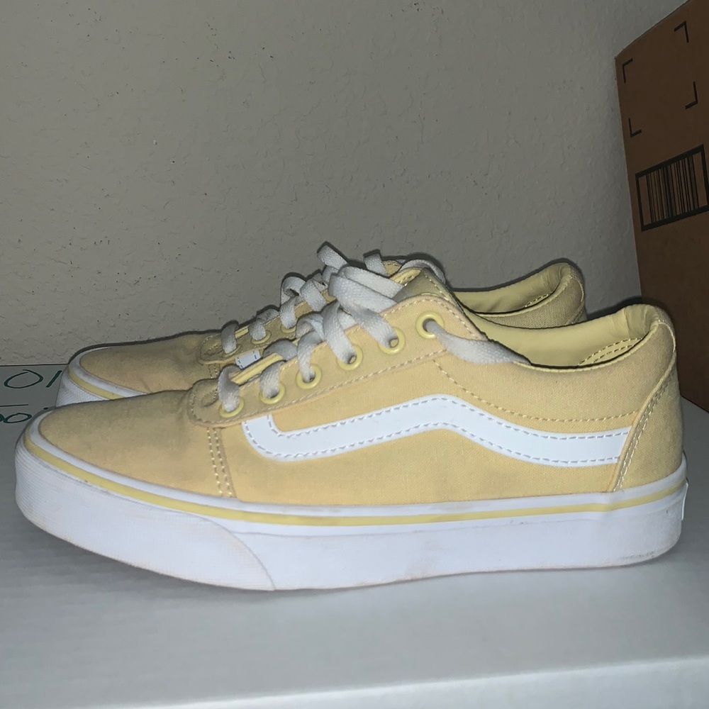 Cute yellow Vans! 💛